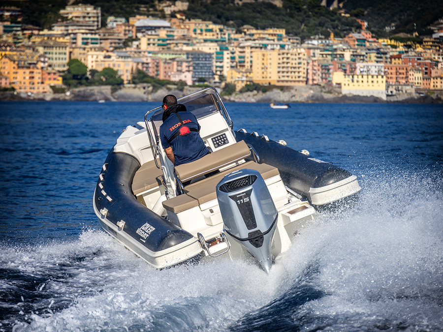 Honda BF 115 L4 Monaco Design – cichy i oszczędny silnik zaburtowy Honda BF 115 L4 Monaco Design podczas rejsu łodzią rekreacyjną