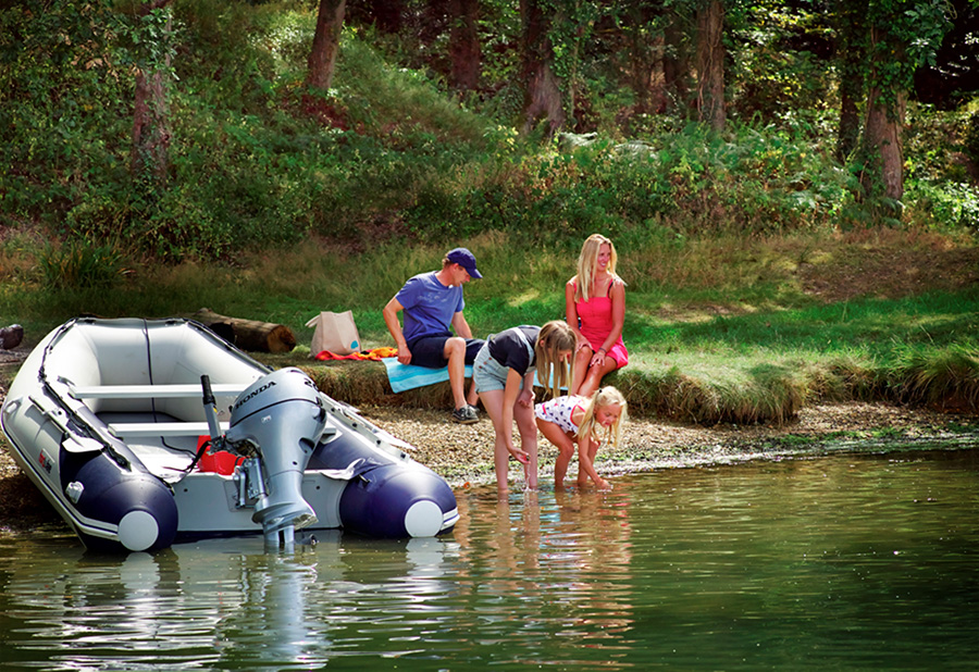 ponton honWave z silnikiem Honda podczas majówki na jeziorze