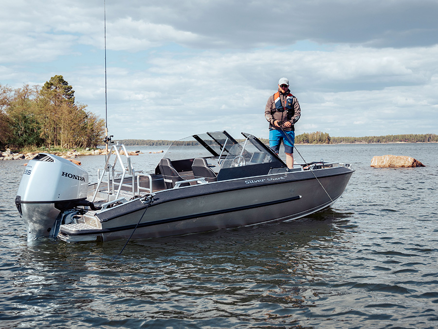 Łowienie ryb na łodzi z silnikiem zaburtowym Honda BF 135