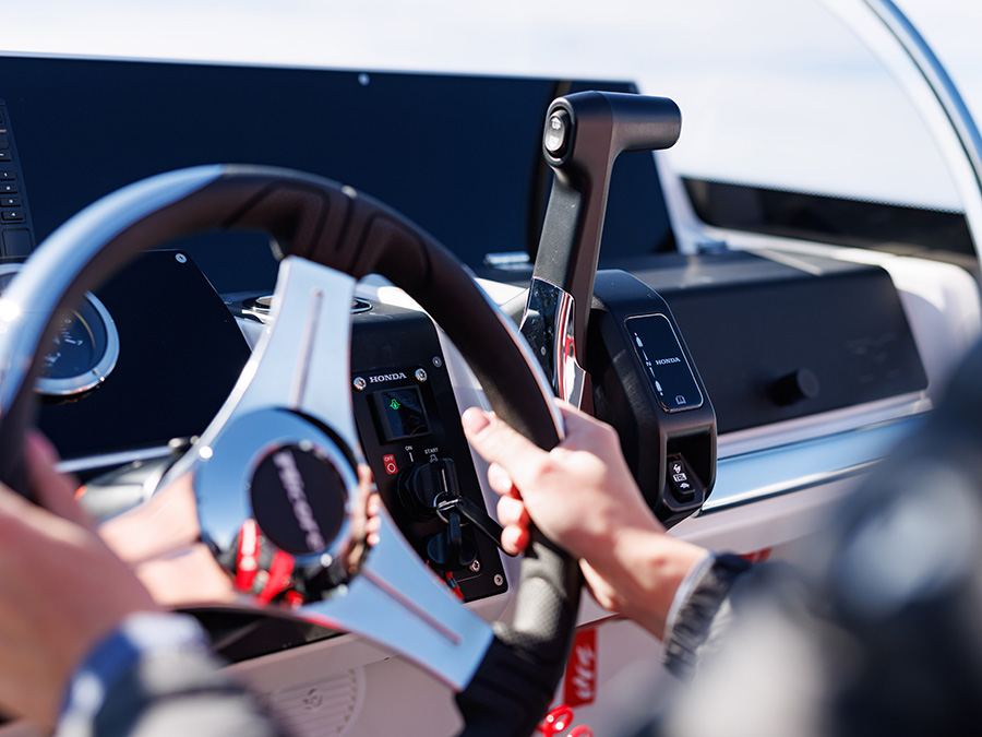 Sterowanie łodzią z silnikiem zaburtowym Honda BF 135 na wodzie