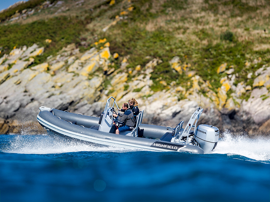 Silnik zaburtowy Honda BF 135 na wodzie