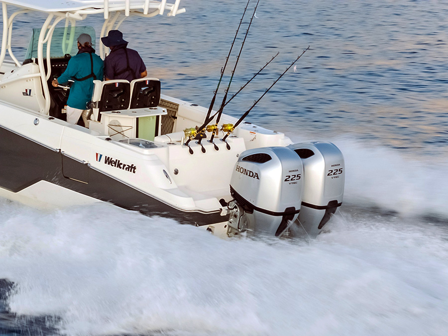 Dwa silniki zaburtowe Honda V6 BF 225 na wodzie